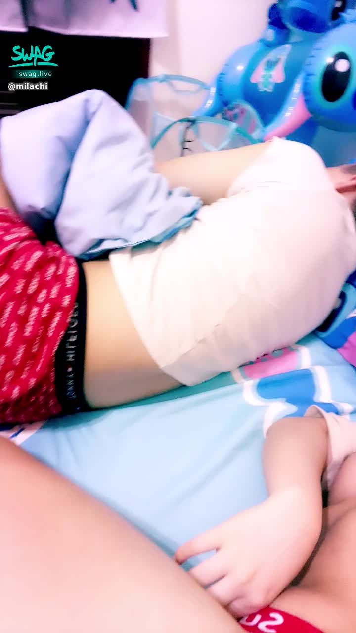 m*****i : 弟弟睡死 在旁邊偷玩奶奶🔥🈲️好怕弟弟突然轉過來 刺激😽😽 這樣躺有小肚子 哥哥會不喜歡嗎