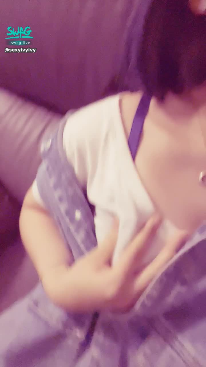 sexyivyivy : 準備要出門採買一下
但還是受不了的想被你壓在沙發上壞壞可以嗎🙈🙈🙈