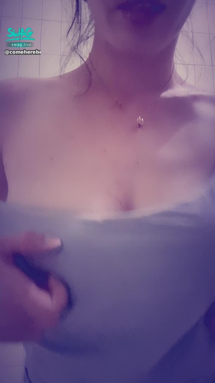 c**********e : 好抖的南半球……中間夾你棒棒是不是更好？