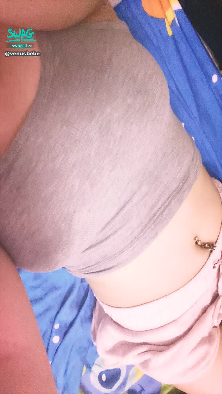 venusbebe : 寶寶生病了🤧不爭氣的腸胃☹️
吃了💊現在沒太多力氣...
不過大家還是可以給我發私訊留言😛
我好點就會儘快回覆大家❤️




VENUS🇭🇰26歲 163cm 56kg 
34D 27 35 🉑️粵 普ENG 
基本介紹欄有寫別再問了😡

👉🏻長片解鎖4部換小福利包(圖+碎片一堆)
👉🏻長片全解鎖8部送私藏影片1條(隨發)

⚠️每次解鎖長片後在影片下方點擊與我聊天，
發文字信息給我便🉑️換到特定福利包❤️

🚨首次以文字信息回覆私訊🔓解鎖新粉禮❤️
▶️文字信息1條換福利照1幅❤️
▶️發夠6條私訊解鎖即拍揉奶片1條❤️

🚨每轉發分享1條影片+截圖私訊給我
換神秘充滿愛的福利包❤️‼️
