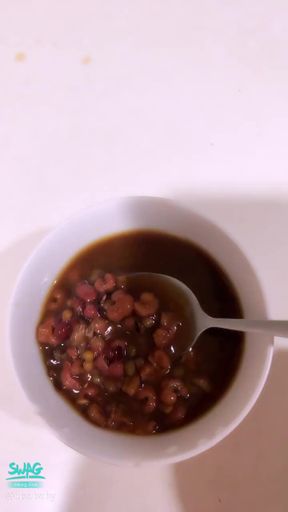 elsababy : 這幾天的宵夜🥣😋
自己煮的☺️☺️
紅豆➕綠豆➕薏仁😂😂
（亂加一通但不難吃🤭🤭）
