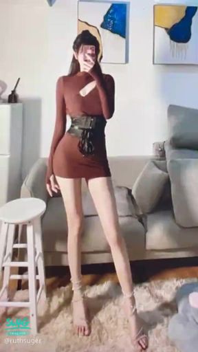 r*******r : 一堆新衣服不能穿出門🥺🥺
好喜歡這雙高跟鞋🥰好好看～～

哥哥喜歡露露穿高跟鞋嗎？