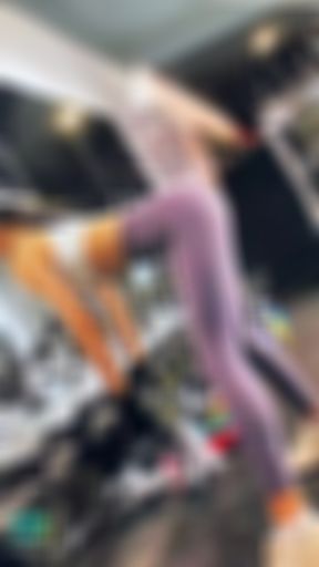 r*******r : 受不了不能上健身房的日子了⋯
今天來閨蜜家健身😈😈

還好在家這麼多天還不算變太胖😝😝