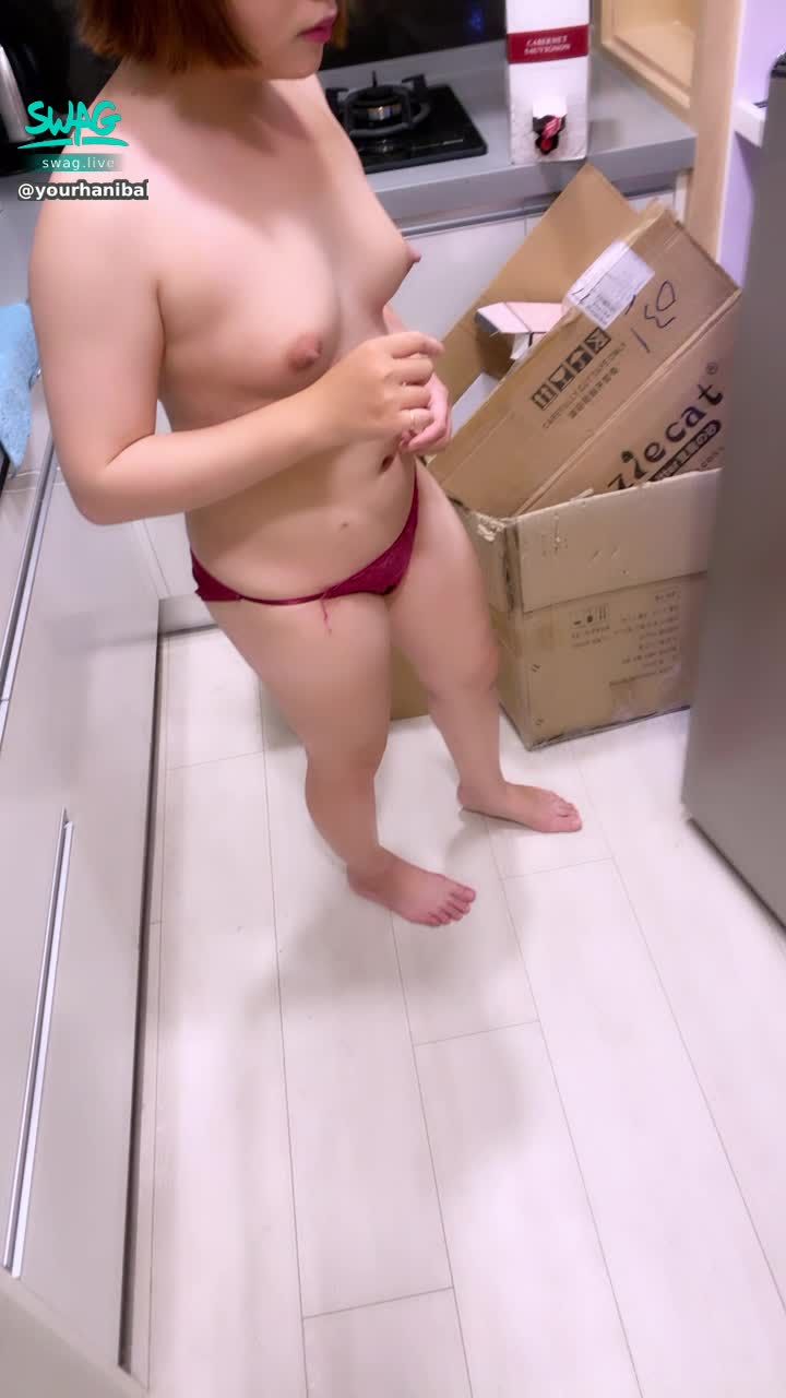 y**********y : 小小藥師💊opps!開個冰箱也會被拍到頭頭🤤