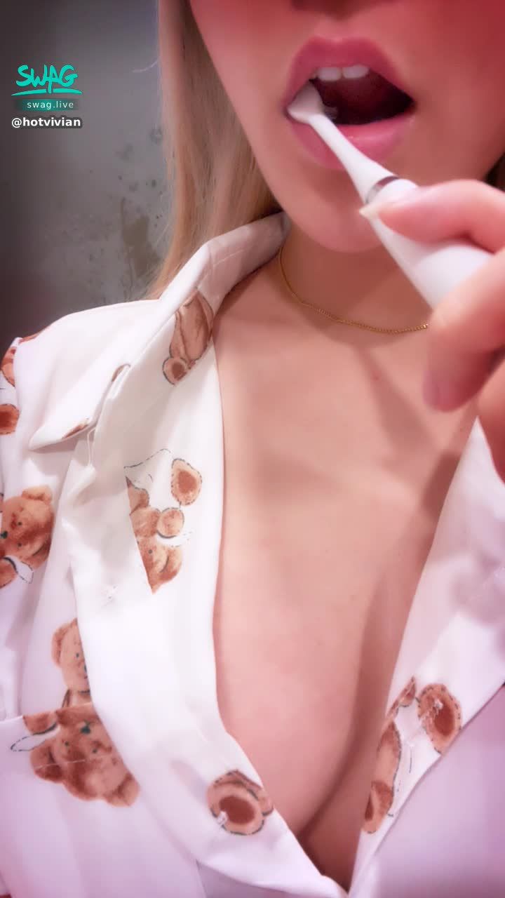 h*******n : 奇怪 怎麼刷個牙👄👄奶好像快掉出來了⋯🙈🙈😈