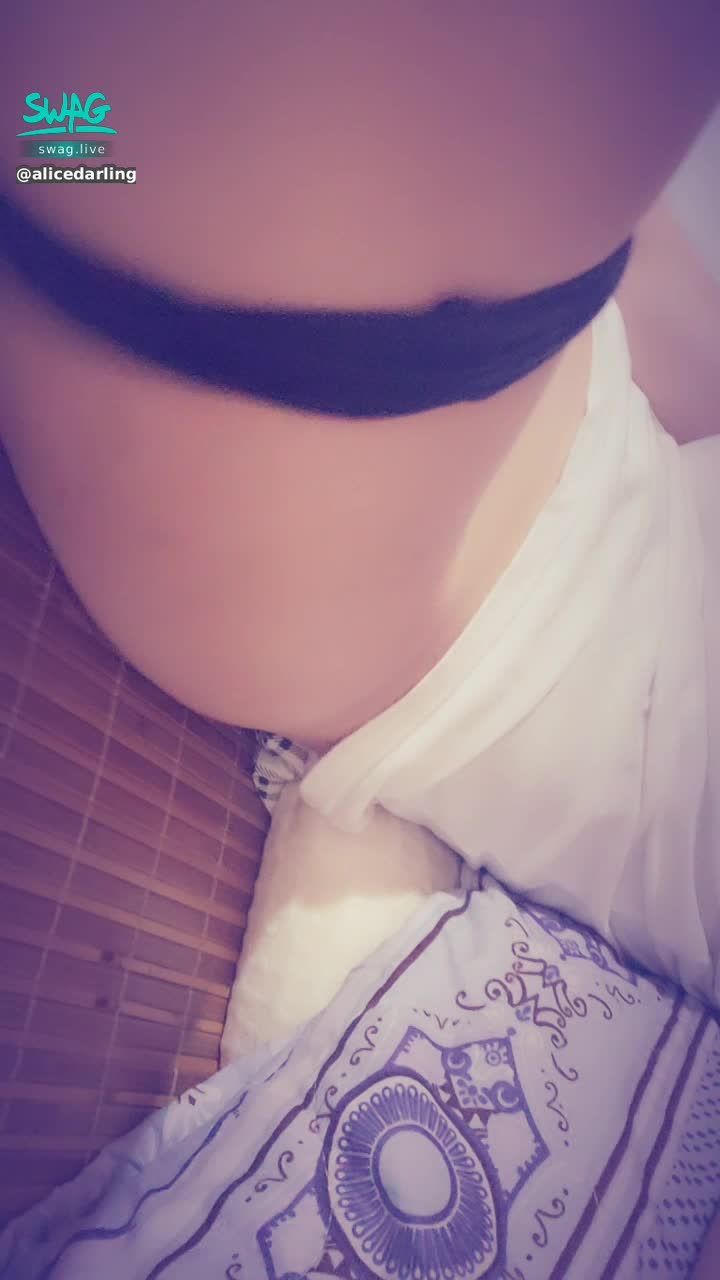 alicedarling : 貓喵小愛✨✨✨脫下礙眼的小褲褲，粉嫩小穴淫水流不停