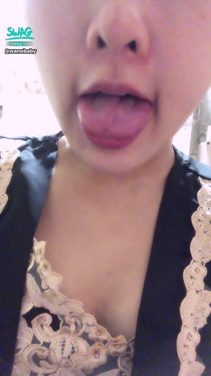 wanobaby : 我的舌頭很甜，想嚐嚐看嗎👅