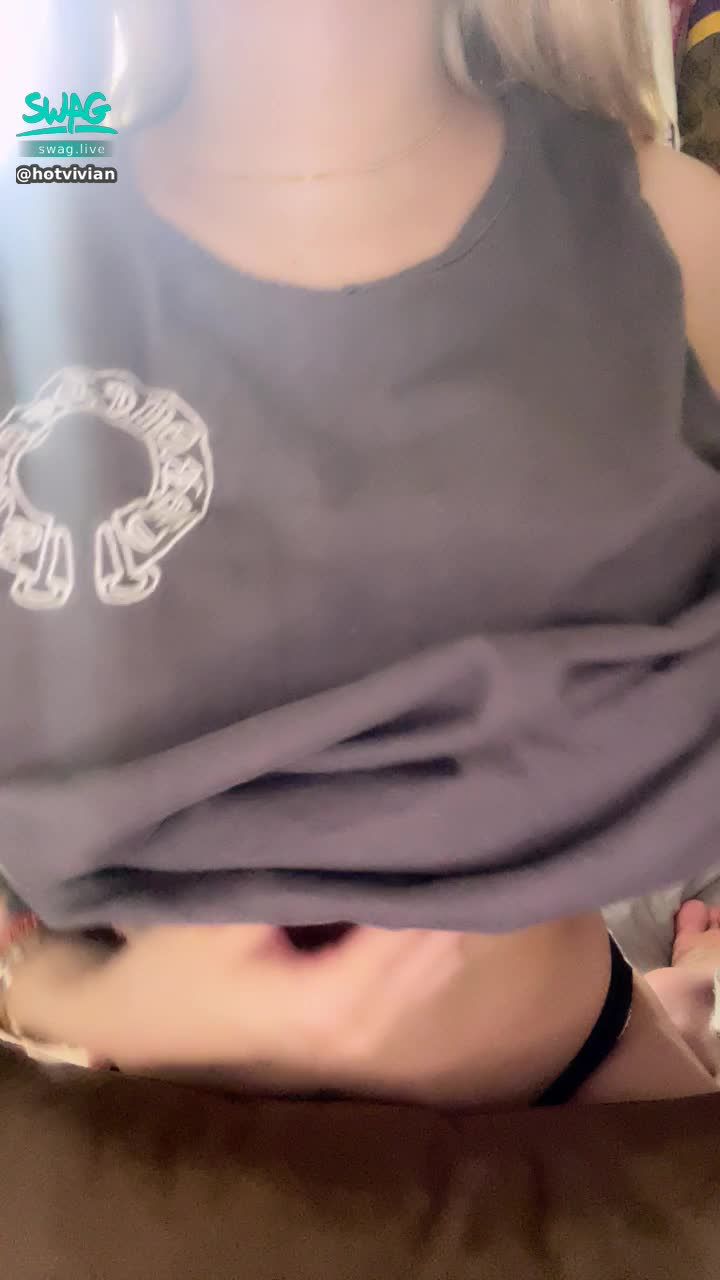 h*******n : 就是要讓你射💦💦衣服慢慢撩起..😈喔這渾圓的大E奶💋