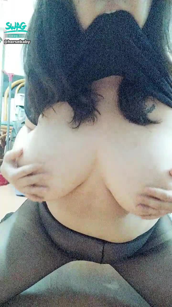 h*******y : 小騷女🔥M字腿的想幫你舔~
