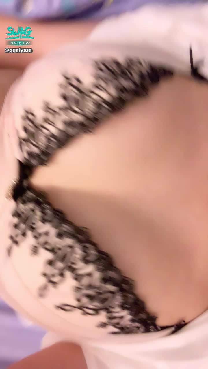 q******a : 抽插的聲音伴隨著一堆淫水💦💦💦
好喜歡做❤️的感覺🔞🔞🔞