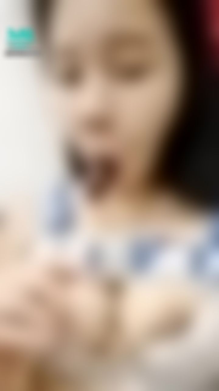 kikilinbabe : 露奶吃肉棒特寫