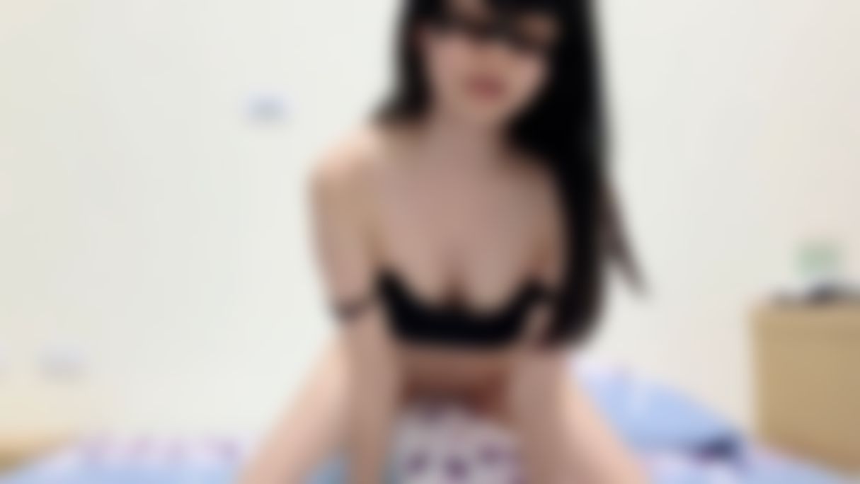 sexyemily : 這枕頭好邪惡😈居然一直磨蹭我下面❗️
