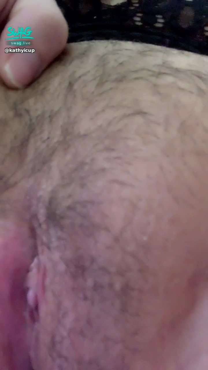 kathyicup : 巨乳人妻翻開淫穴問你騷不騷‼️兩顆乳房還在你面前晃動⋯你知道你這時候應該怎麼做嗎？😈🔞