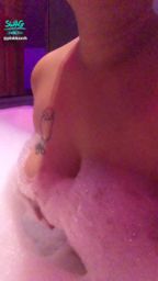 p*******h : 🍼泡泡浴💦綿綿的泡泡在軟軟的ㄋㄟㄋㄟ上👅💦