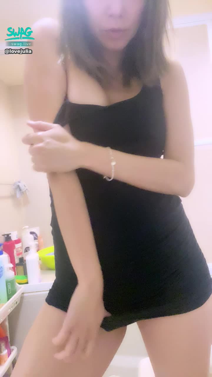 lovejulia : 慢慢褪去我的衣著

今晚21：00
丟雙頭龍一樣有4部影片喔
跳蛋有兩部
21：00一起來玩❤️❤️❤️