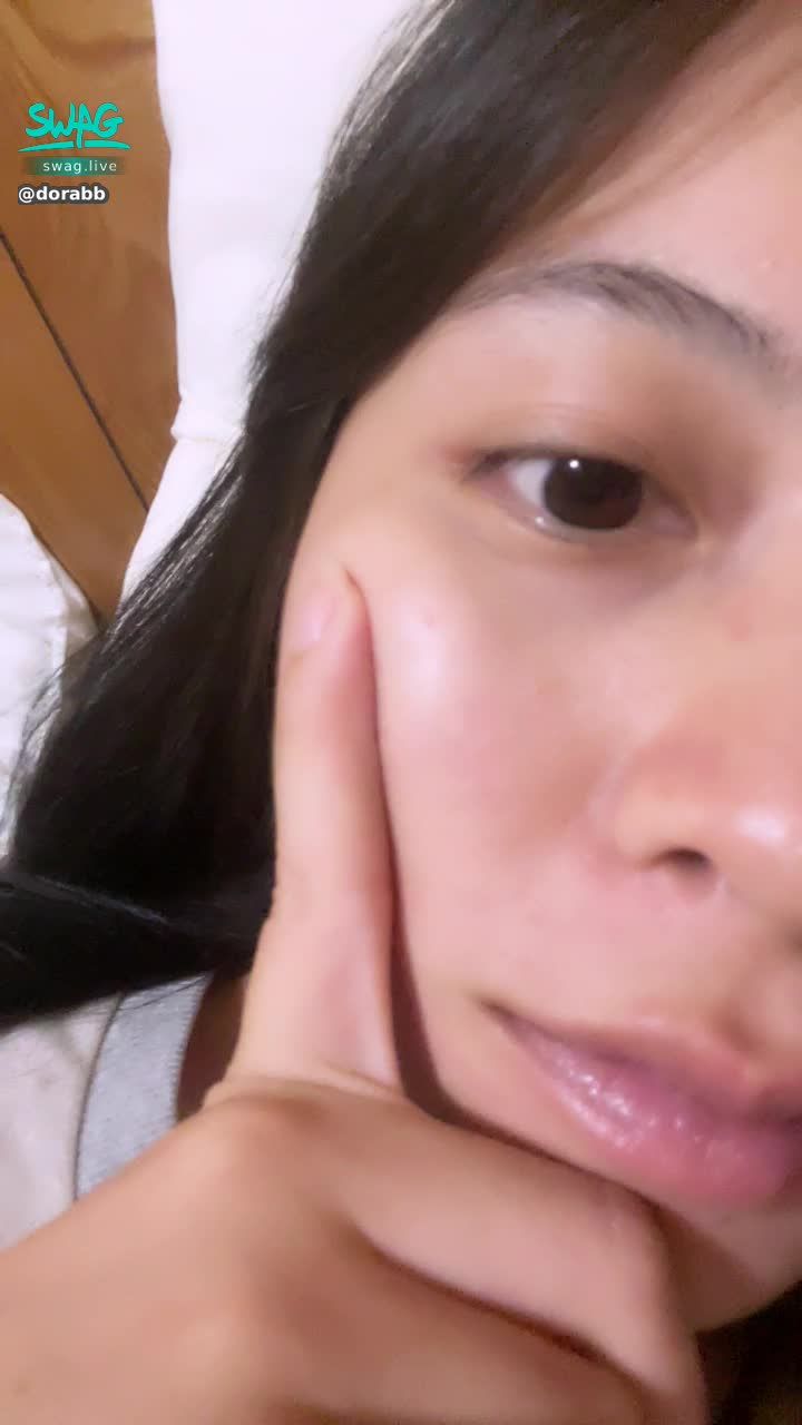 d****b : 睡前的無聊自拍哈哈😝😝
