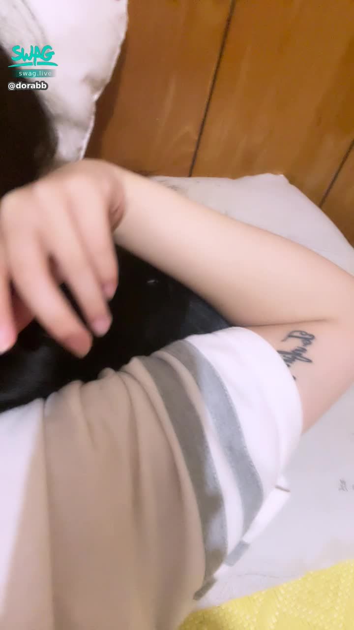 d****b : 指甲越來越長了真是的 好想做指甲🥲🥲