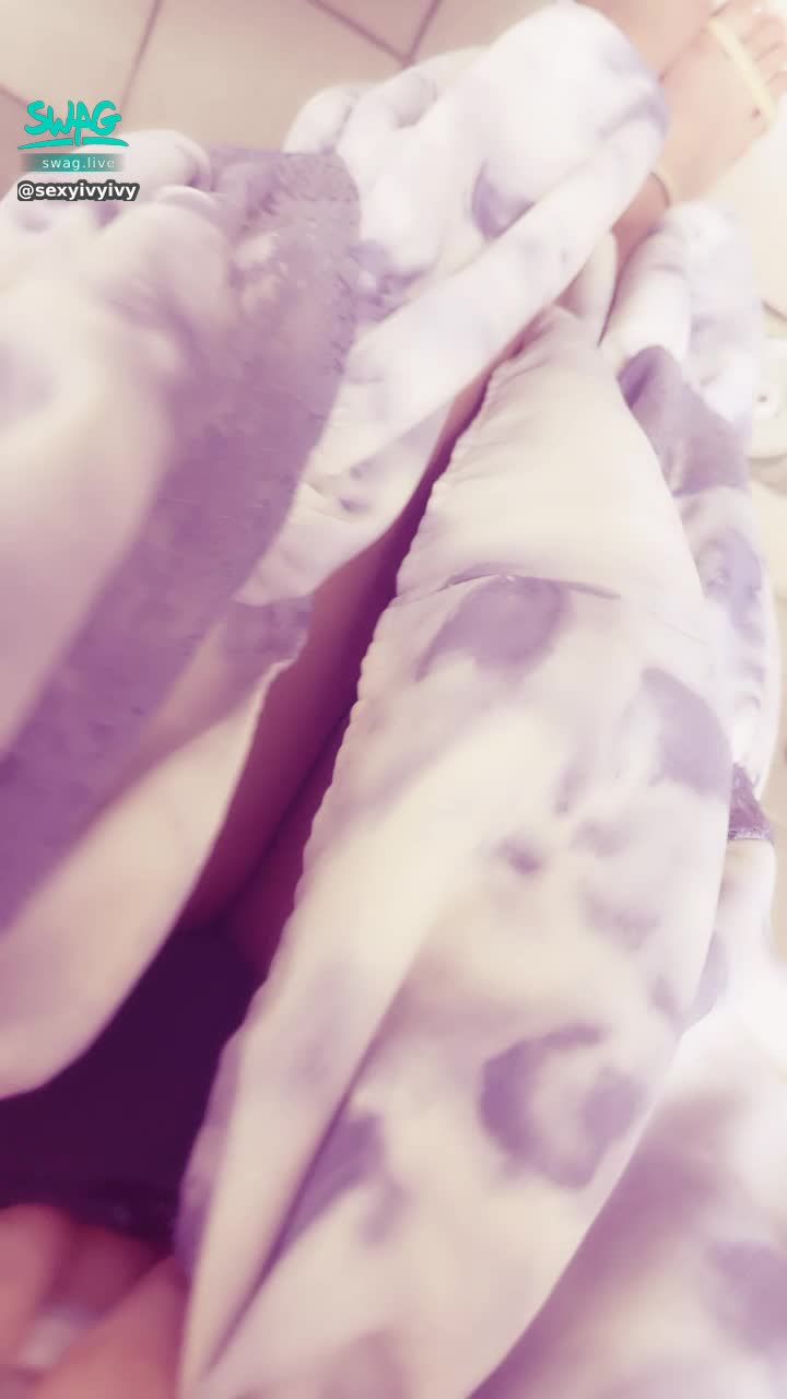 sexyivyivy : 想要你偷偷的把手伸進來
然後受不了的把我小褲褲脫掉😈😈😈