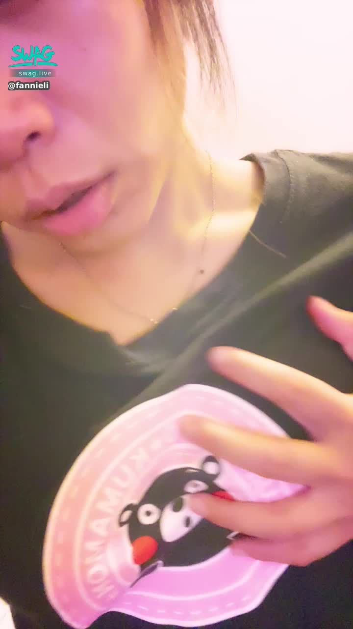 f******i : ✨巧巧寶貝✨   好無聊 趁家人在玩電腦 偷偷在旁邊摸摸愛撫🙈