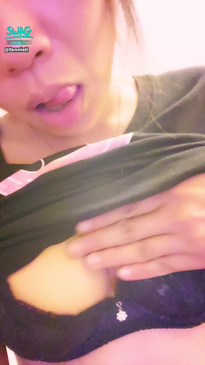 f******i : ✨ 巧巧寶貝 ✨  淫蕩的撫摸敏感的奶頭 撫摸發燙的身體