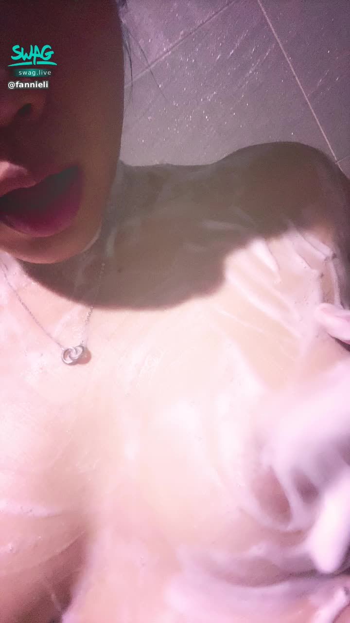 f******i : 🛁寶貝沐浴🛁 敏感的奶頭 邊洗邊揉又硬硬的了啦😳