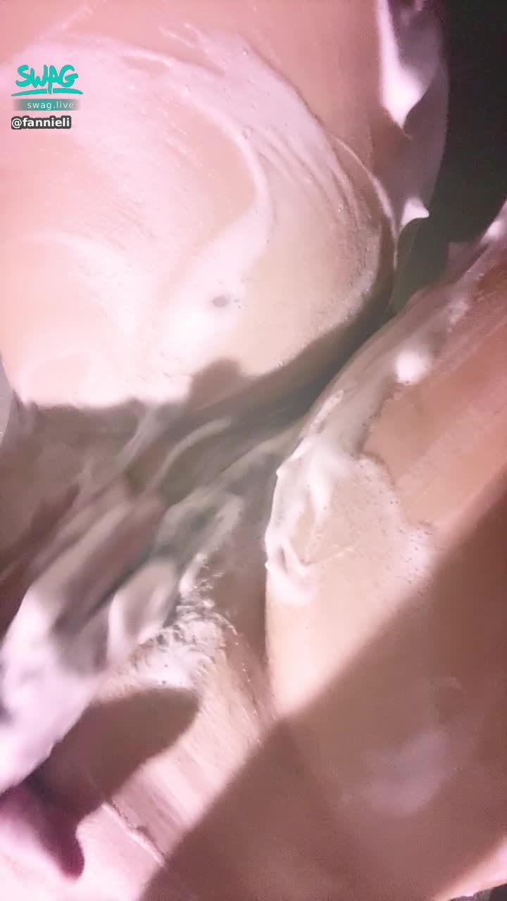 f******i : 🛁寶貝沐浴🛁 敏感嫩鮑 邊洗邊撫摸感覺濕濕的了😳