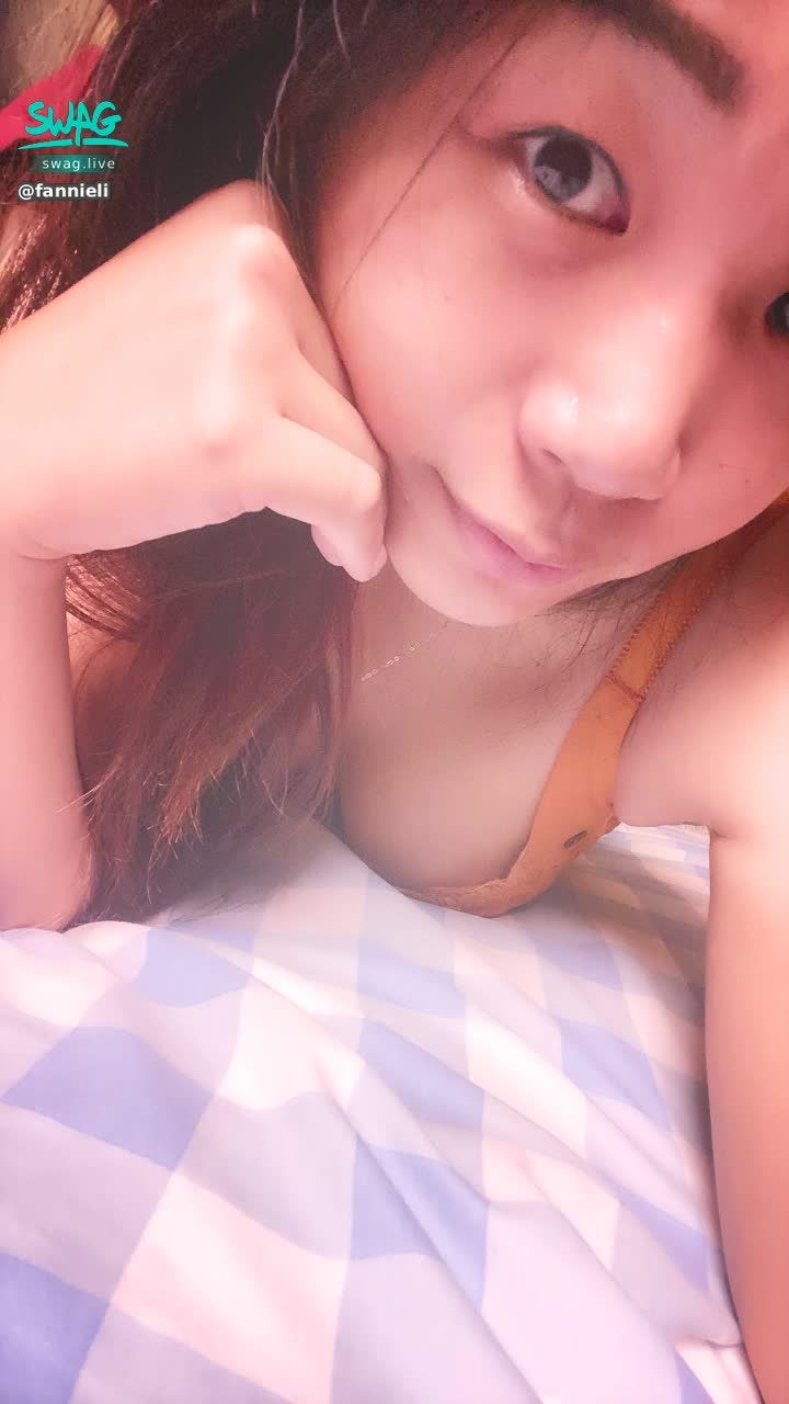 f******i : 雨好大喔🌧️  等等出門又要濕噠噠的了😳