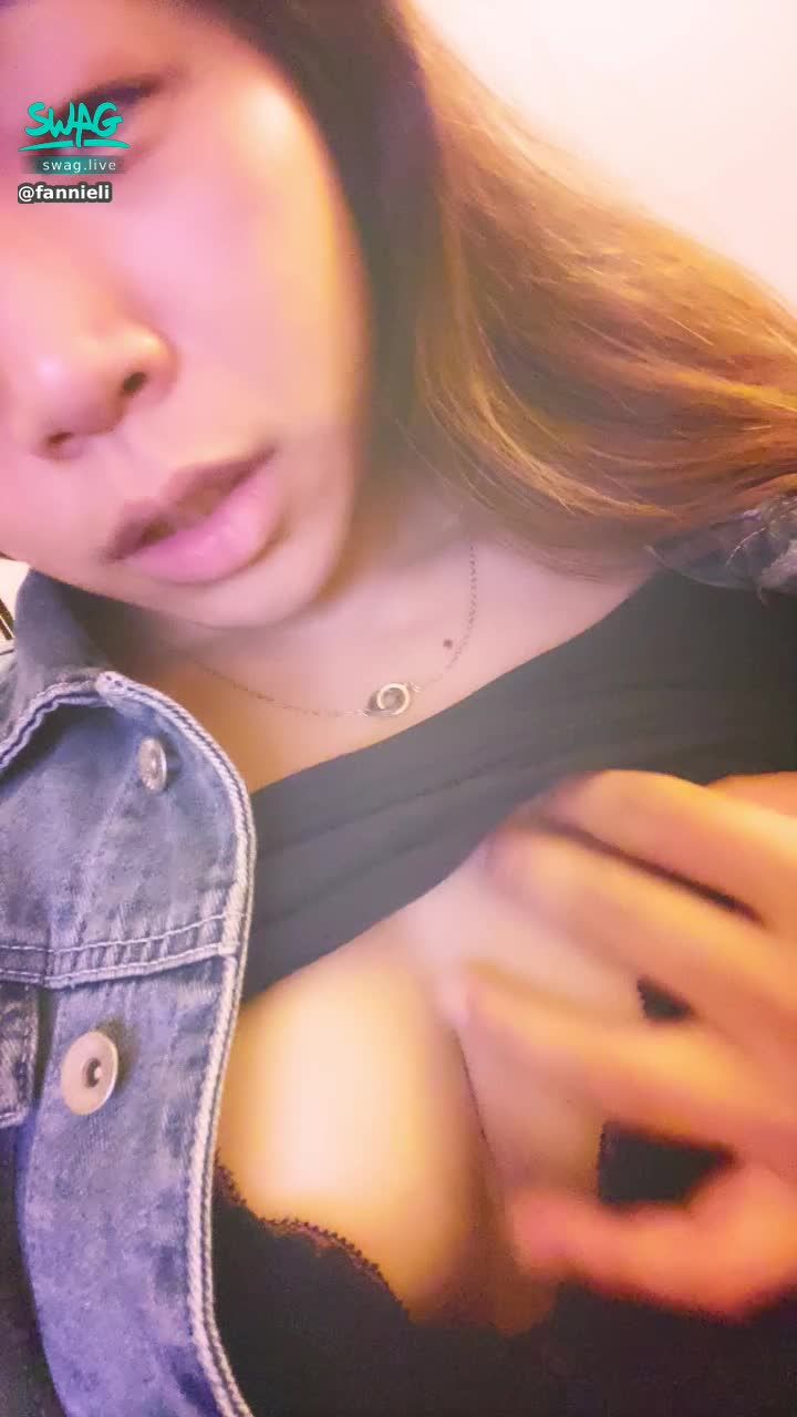 f******i : 💜小騷貨💜  發騷的在哥哥面前搓揉喜歡嗎