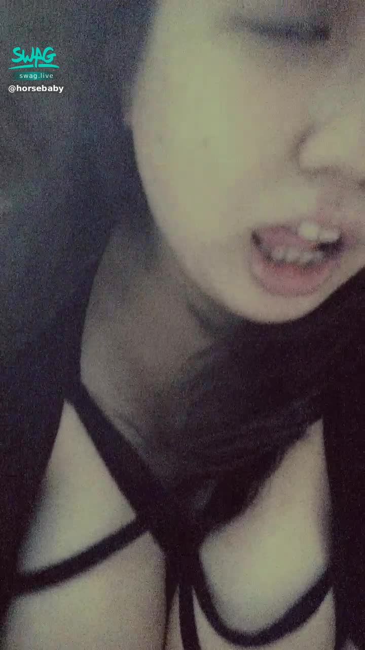 h*******y : 要帶我還是巨乳呢~😍
一直上下逗你，讓你不知道視線要看哪裡😁