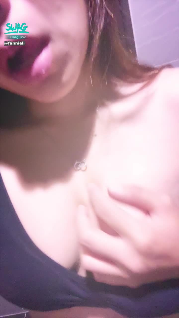 f******i : ❣️福利❣️ 敏感的奶頭 一下子就硬了 好想哥哥來舔舔💋