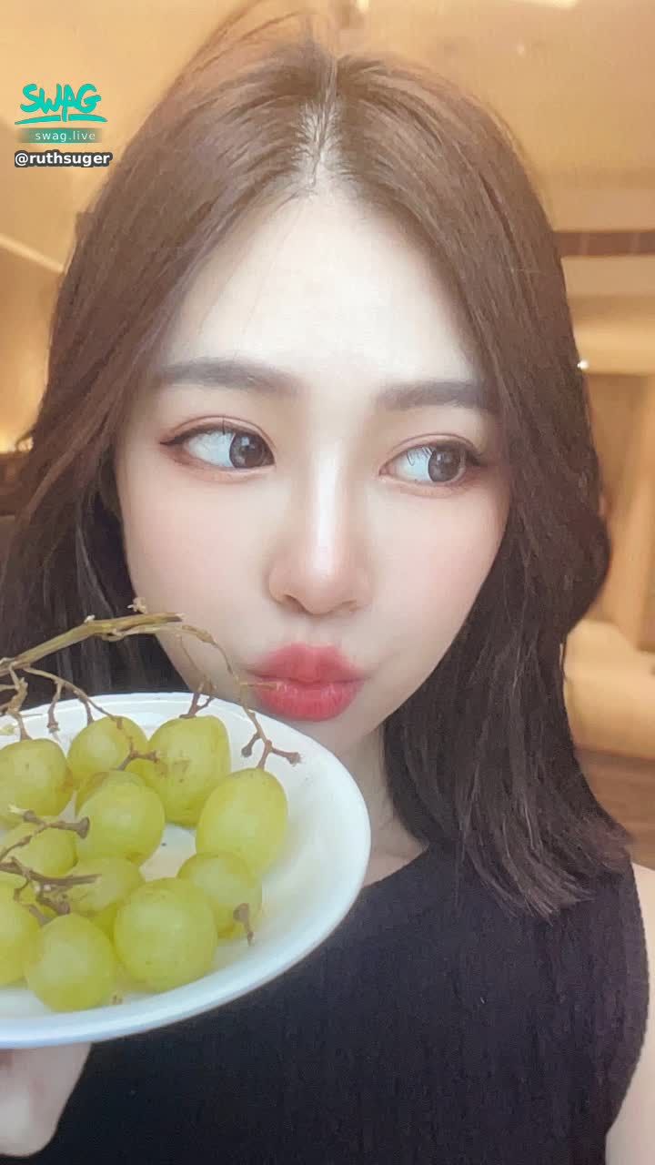 r*******r : 吃葡萄 不吐葡萄皮
倒吃葡萄 倒吐葡萄皮😜

好好吃呀～你喜歡吃葡萄嗎❤️