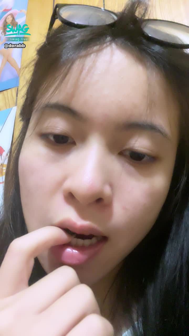 d****b : 別人咬手指那麼好看 我咬起來跟白痴一樣哈哈🤣🤣