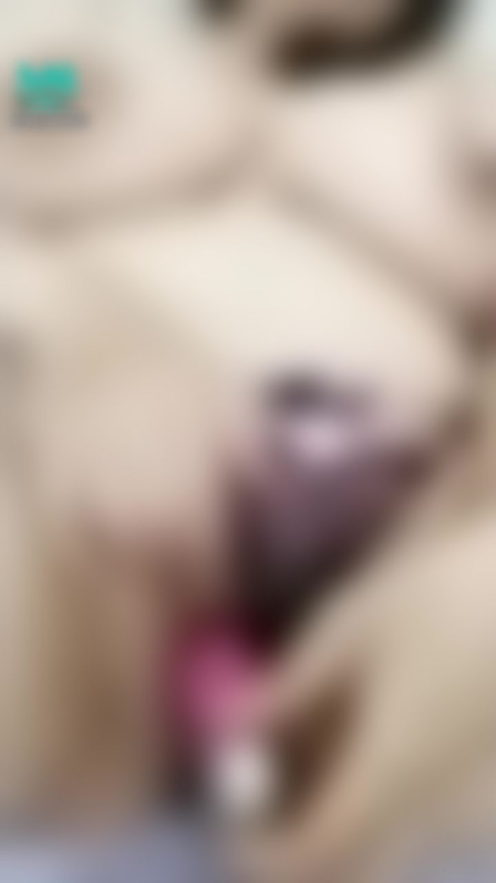 h*******y : 玩具一直在穴...來回抽插🔞🈲
濕的一直噗哧噗哧💦的聲音🔊嗯~啊~好爽