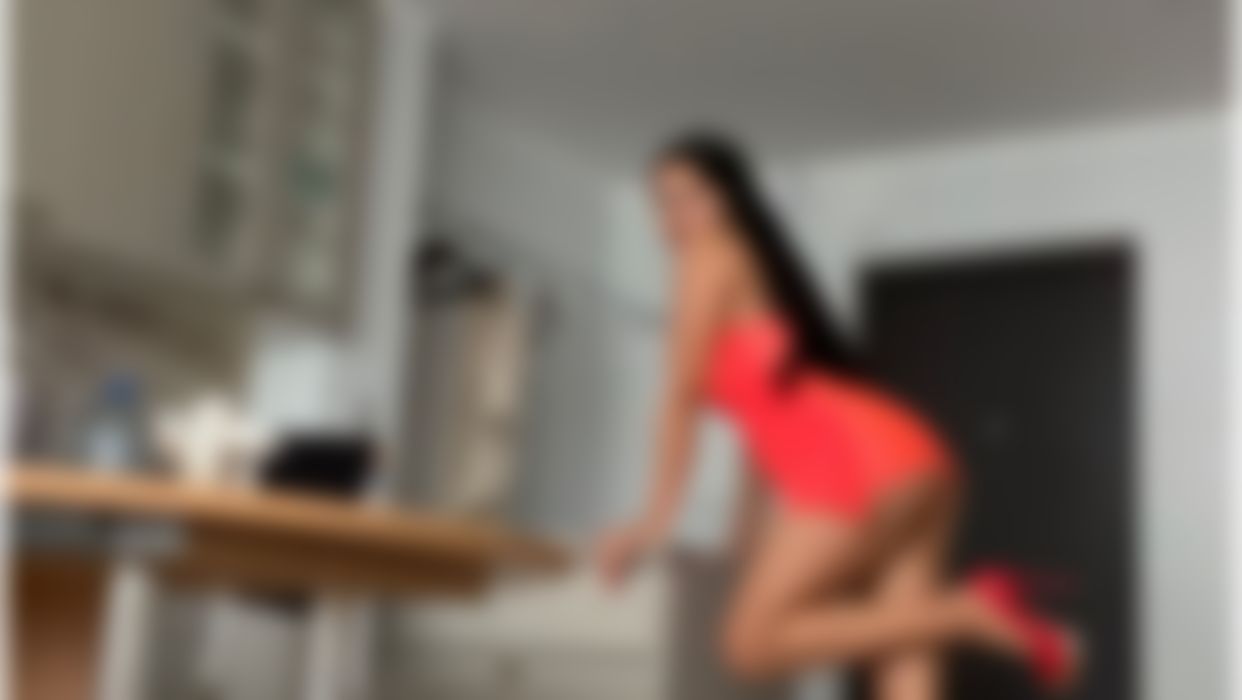 linamelton : dance in high heels and strip