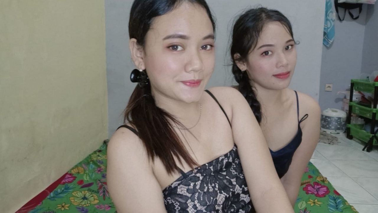 natasyya : Two beautiful women masturbate together in room