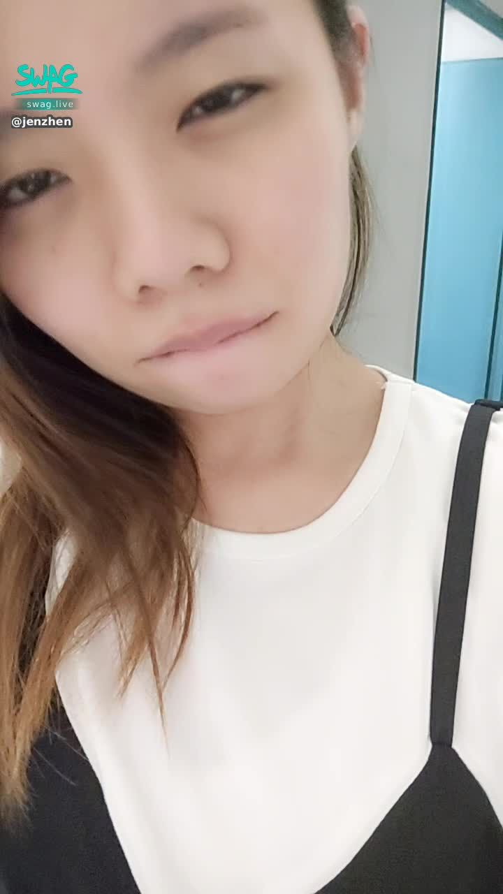 jenzhen : 💋 忙碌的一天，让妹妹陪哥哥玩玩舌头👅