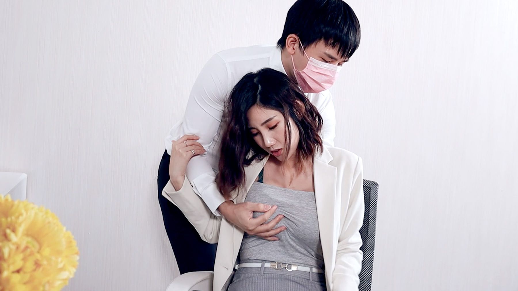 lierbaby : 編輯推薦：#官方Top100影片

平日高高在上的女老闆，為了撐起公司不惜犧牲色相進行誘惑來挽留員工，還使盡渾身解數的口交，激情的吸吮著肉棒，展現出對性慾的渴望～
穿著緊身迷你裙隱隱約約露出淫臀再配上淫蕩的喘息聲讓人肉棒勃起停不下來！！

#黑絲 #網襪 #美尻 #白虎 #美少女 #口交 #深喉 #角色扮演 #OL #JSBY