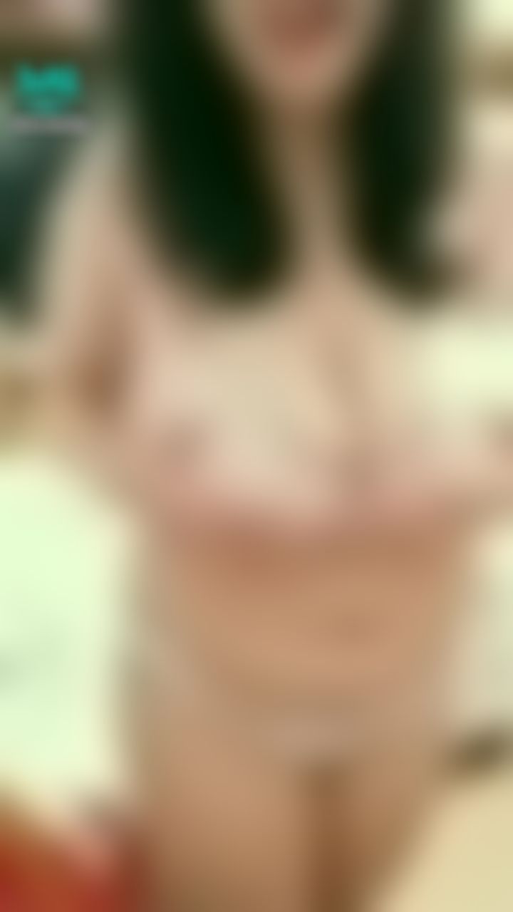 h*******y : 居家生活♥好奇我的奶頭嘛~
嘻 要掀開又不掀開的，挑逗你讓你受不了😈
