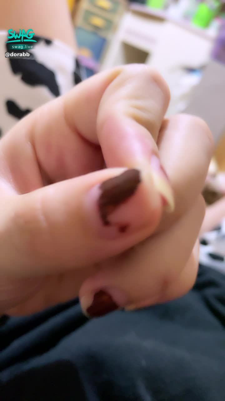 d****b : 指甲斷掉了😭😭
