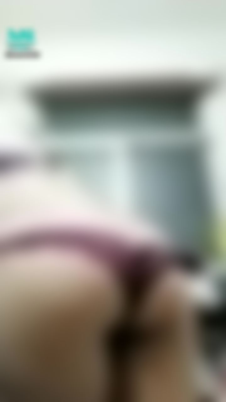 : 屁屁背對著你~不停的搖擺🔞
再脫下內褲😈露出騷到不行的屁眼🤤