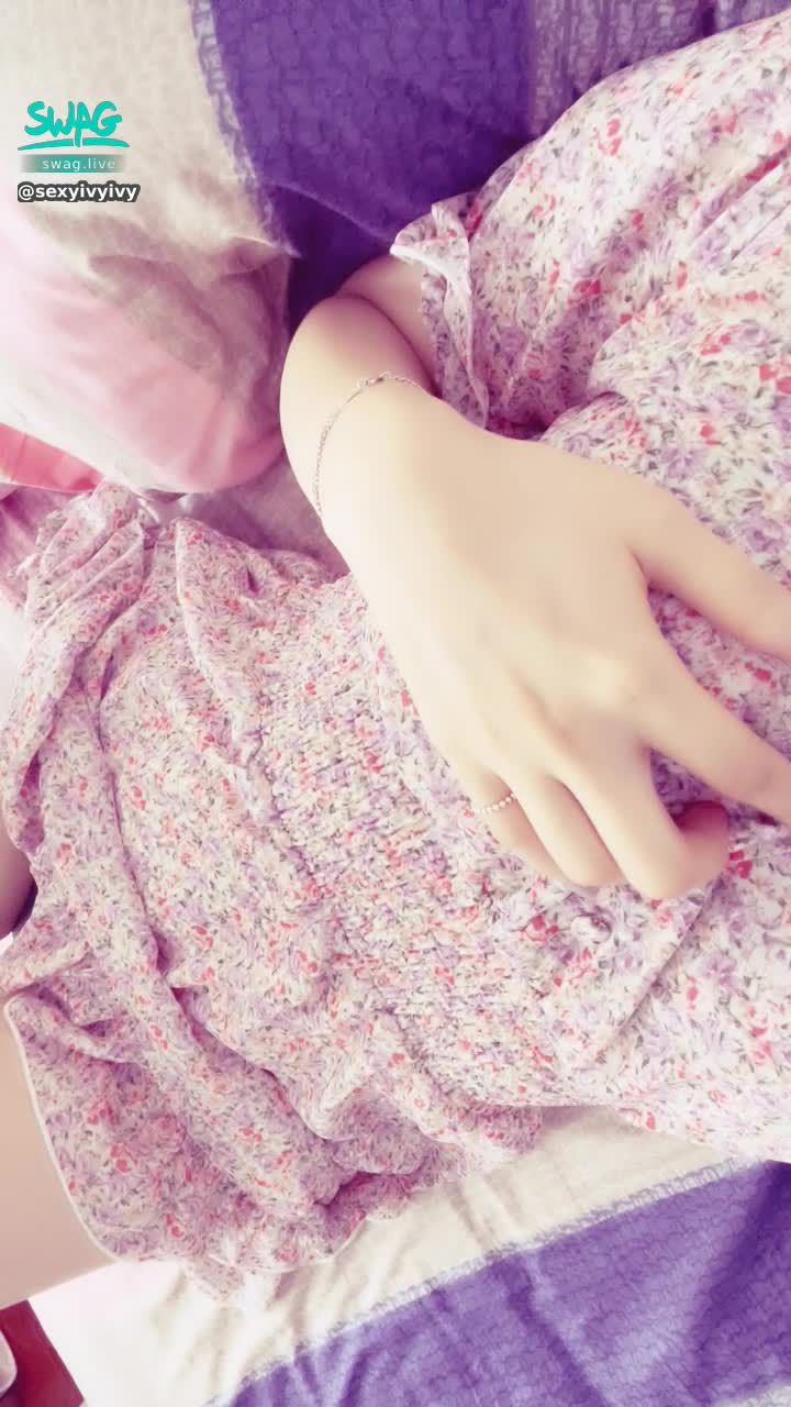 sexyivyivy : 喜歡被推倒床上
雙腳被你撐開
把小褲褲拉下來對我壞壞🔥🔥🔥