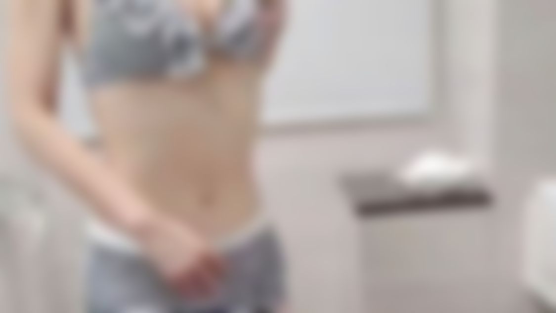  : 穿著bikini 洗澡🛁慰慰到一半攝影師突然伸出狼爪