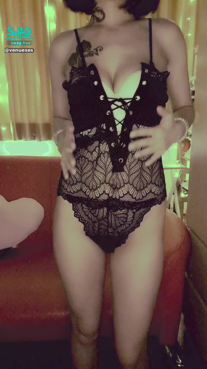 venueses : 母狗揉著爆乳看著螢幕的自己🔥🔥🔥想像你幹我的淫蕩樣子🤤🤤🤤
