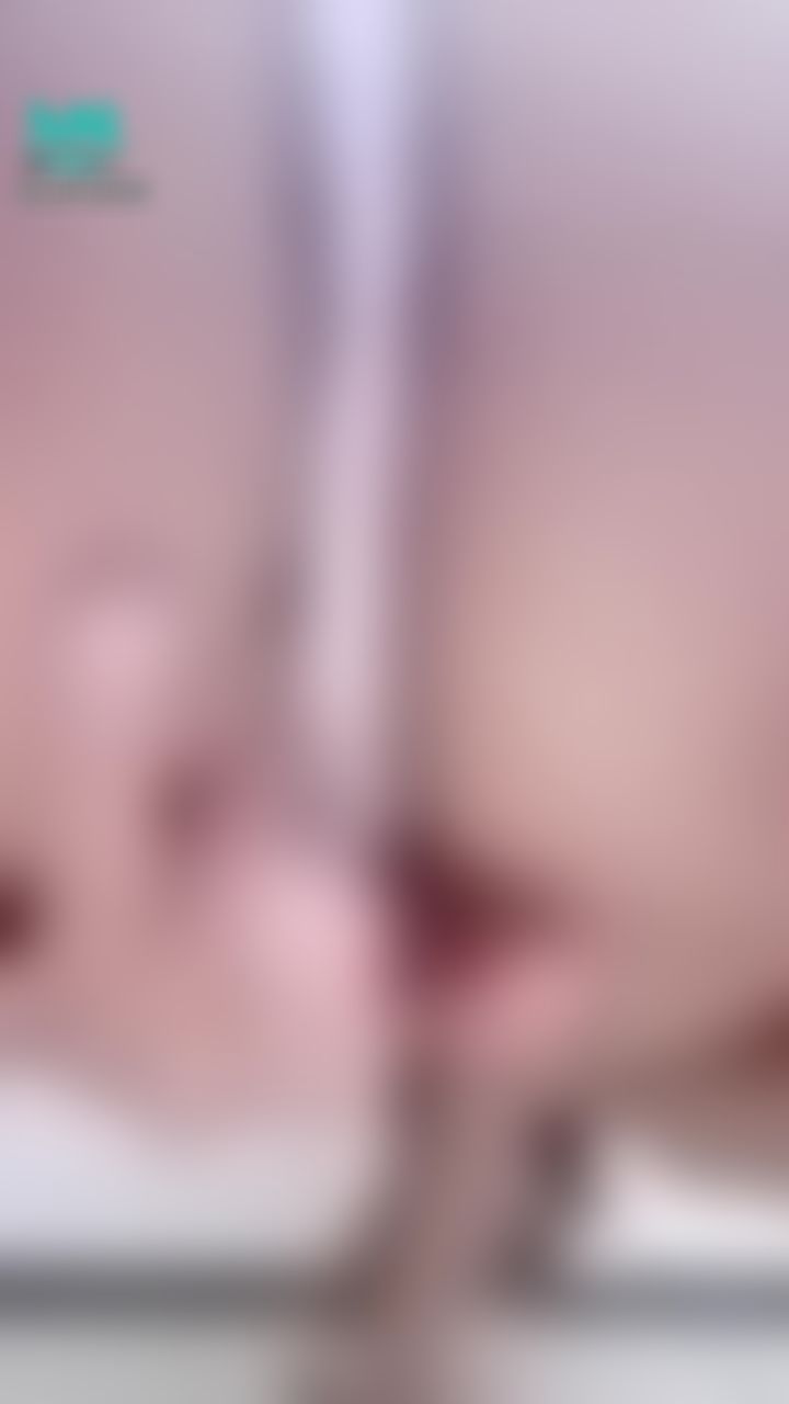 s***********m : 超近距離用中指🖕🏻的深深摳入小穴，摳入聲響亮。。啪啪聲，好色喲。。🤩🦊🤩
fingering pussy