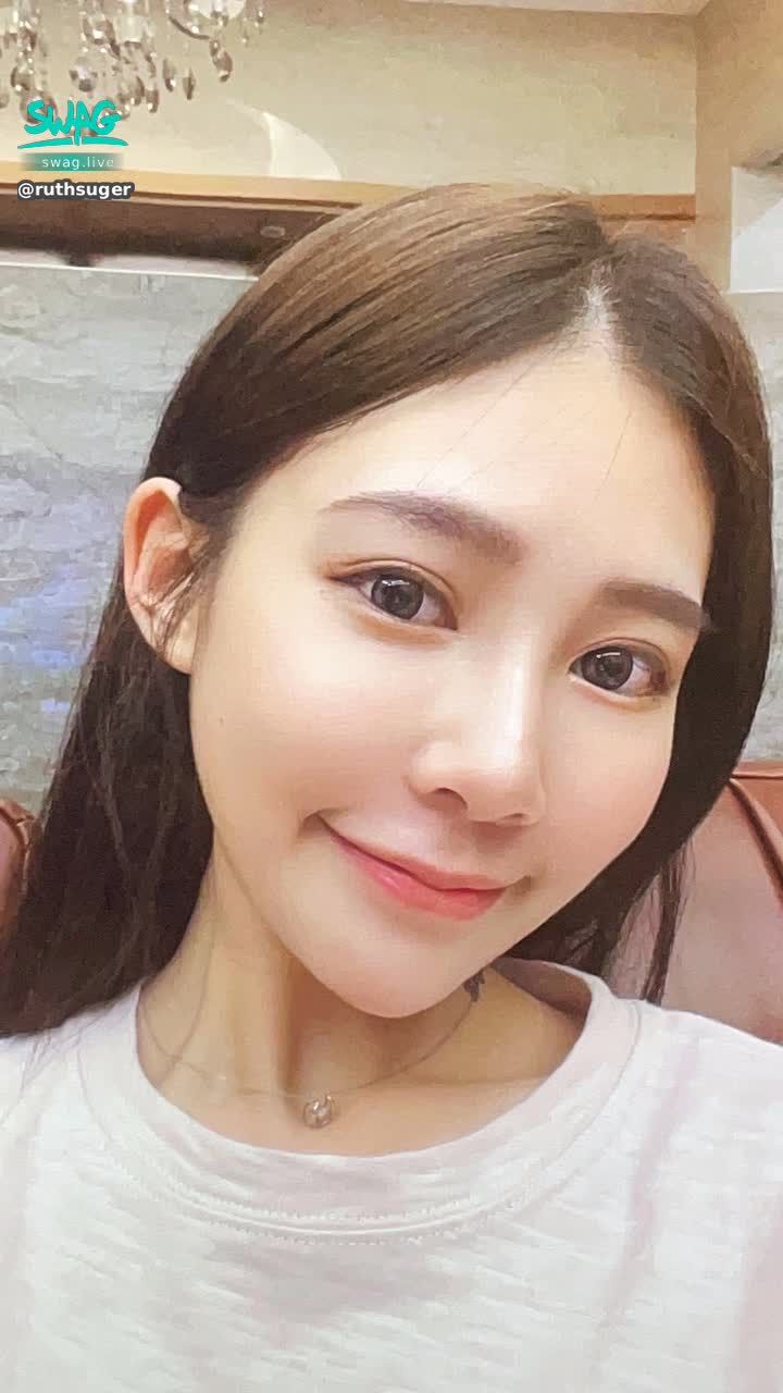 r*******r : 眼睛是靈魂之窗
看一個人我最喜歡先看眼睛❤️

那你最喜歡看一個人的什麼地方呢🥰