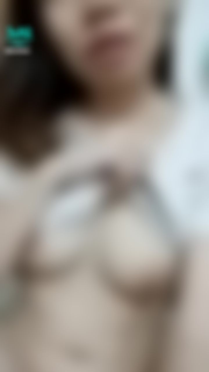jenzhen : 💦 妹妹太急尿😝 忍不住要尿出来🥵 滴滴答答的尿🌚🌝🔞 幸好看不到红红💋 多几天可以大尺度啦💦🤭
