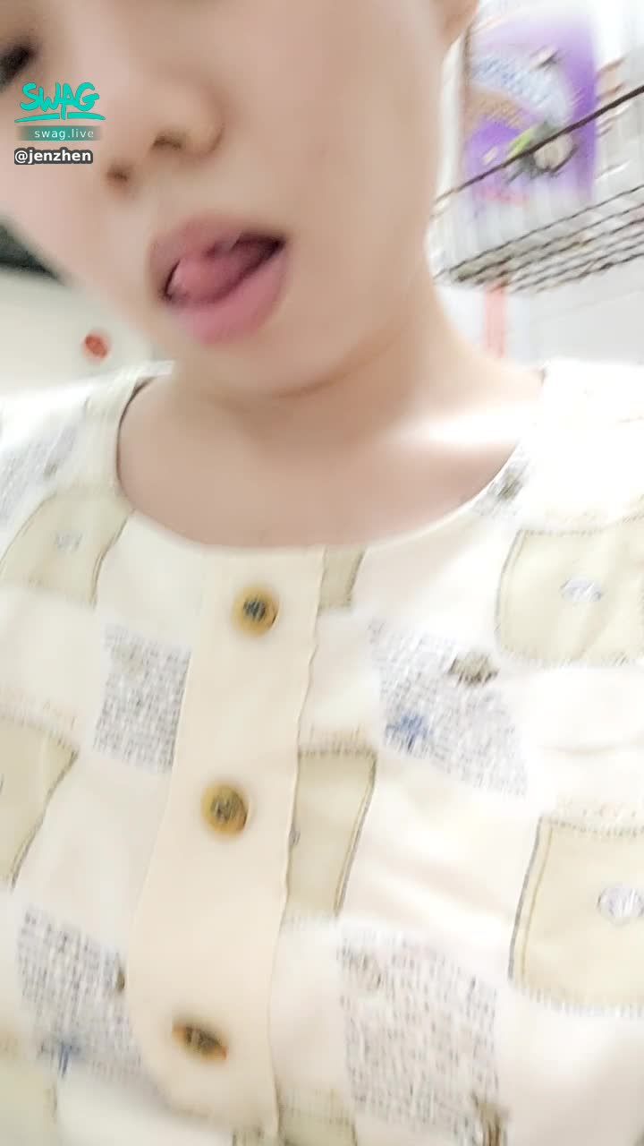 jenzhen : 🔥 最近阴毛生了很多🔞🥵 过来看妹妹很急，很想尿尿的样子💦 等过完生理期，会剃走一些毛😂