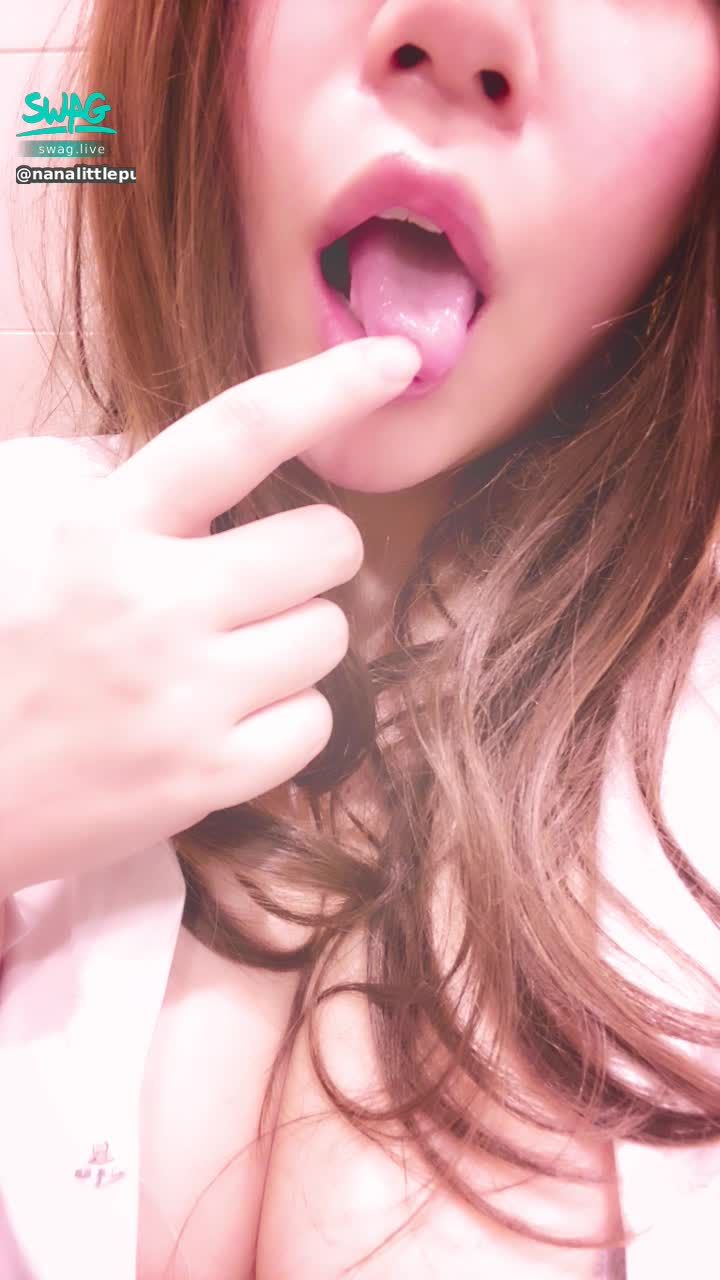 nanalittlepupy : 把肉棒塞進來好嗎？