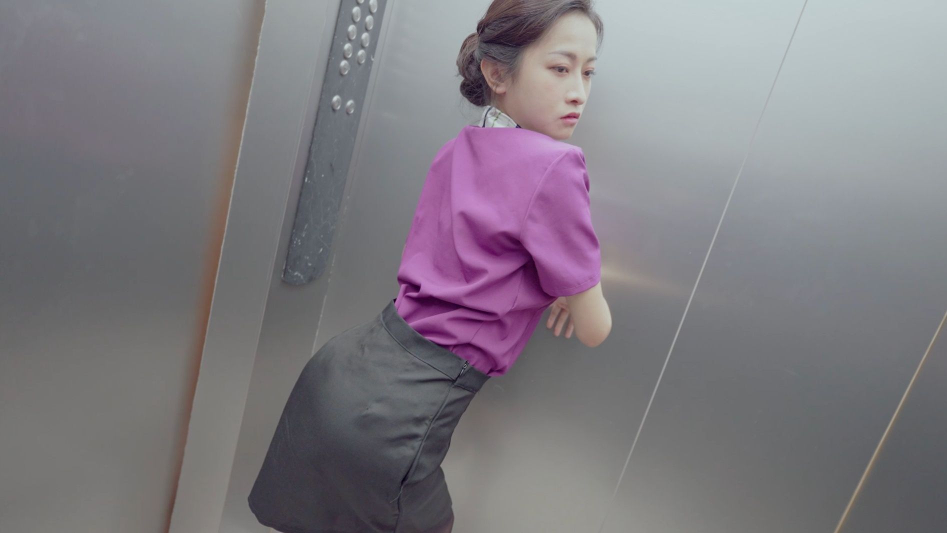 hotbabegirl : ｜SWAG 小婕@hotbabegirl 影片
編輯推薦：#電梯系列  這是要完成特別任務才能抵達指定樓層的性愛電梯？以身體取悅來賓，就是電梯小姐的終極目標！

終於正式找到一份工作，竟然是消失已久的電梯小姐？這間公司為了達到全世界最優質的電梯小姐評價還在客戶搭電梯時設計關卡與服務！
上班第一天客人要到的樓層竟然是要用龜頭摩擦奶頭！！？
以客為尊，服務至上絕對不能讓客人失望❤️❤️狹窄的電梯空間真的很難服務客人，過程中⋯⋯客人忍不住了⋯電梯間到底要怎麼做愛啦!


 ⚠️新企劃即將開始⚠️
🔥集思廣益個大老司機長片劇情🔥
只要能夠拍攝你就可以看到你的幻想的內容出現在你眼前！
只要有用到你的劇情都可以享有一次純約會喲❤️大家趕快私訊跟我討論
🌼🌼小活動🌼🌼
解鎖2️⃣部長片按👍找我領2️⃣部「未公開內射中出實戰片」
解鎖4️⃣部長片按👍直接領「實戰隱藏版長片套組」"