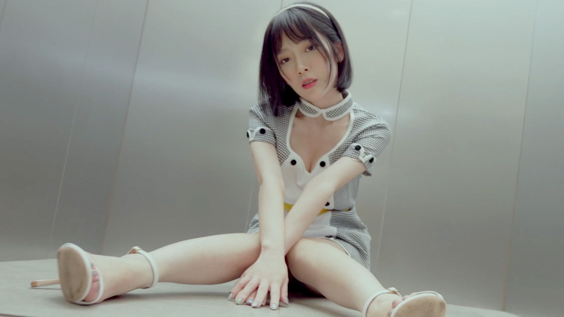 shinypuppy : 編輯看點：#官方Top100影片  #電梯系列  長相清純卻超色的「暗黑 Hani」Sunny 成名代表作之一，工作態度不佳，被經理用肉棒教訓，最後吞下主管的精液還嬌喊「好甜」！ 

在電梯裡昏昏欲睡時😪電梯門打開「您好電梯上樓🥱」走進來的卻是經理⚠️
面對工作態度不佳的員工，自然得教會她何謂待客之道，「用淫蕩的身材服侍每位貴賓」「每滴精液都得在小穴內存放」這才是正確的工作態度🔞

#制服 #高跟鞋 #美少女 #口交 #電梯 #JSBY

解鎖Sunny電梯系列長片截圖並私訊「電梯上樓」即可得到免費福利❤️❤️